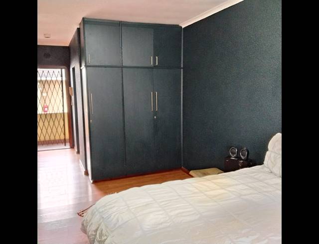 1 bed property to rent in ROSEBANK